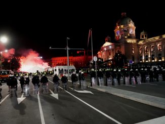 Menschenmenge protestiert auf Belgrader Straßen.