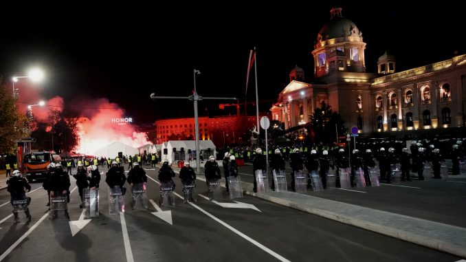 Menschenmenge protestiert auf Belgrader Straßen.